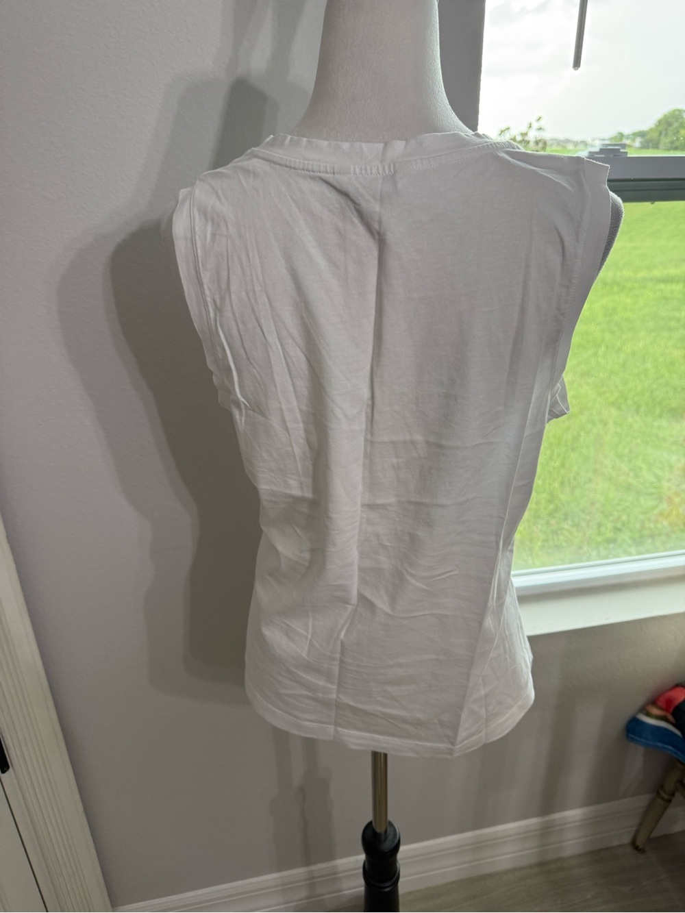 Banana Republic White V-Neck Sleeveless Tank - Picture 3 of 6